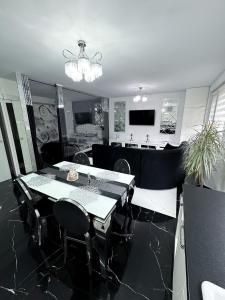 a dining room with a table and chairs at Apartament Glamour in Gniezno