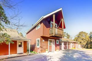 ein Haus mit einem Balkon an der Seite in der Unterkunft Big River Retreat in Mendocino