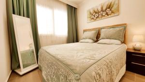 IskeleにあるThalassa Home Beach Swimming Poolの大きなベッドと鏡のある寝室