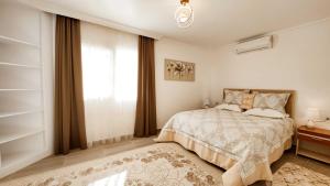 IskeleにあるThalassa Home Beach Swimming Poolのベッドと窓のある寝室