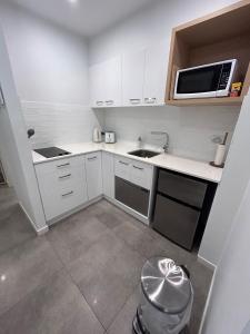 Kuchyň nebo kuchyňský kout v ubytování Location, location, location - modern studio