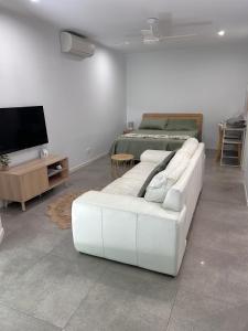 TV a/nebo společenská místnost v ubytování Location, location, location - modern studio