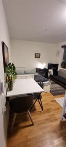 Khu vực ghế ngồi tại Studio apartment 10mins from Oslo Cent. station.