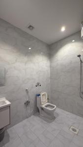 Ένα μπάνιο στο شقق منزال 1