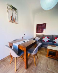 a living room with a table and a couch at Villa Bejeque & Barbecue in La Oliva