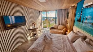 マセイオにあるMaceió - Pajuçara - New Time Apt 516のベッドと大きな窓があるホテルの部屋