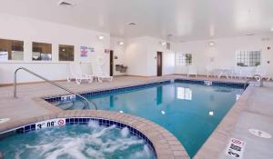 una gran piscina con una gran piscina en Microtel Inn & Suites By Wyndham, en Sídney