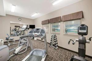 Un gimnasio con varias bicicletas estáticas en una habitación. en Microtel Inn & Suites By Wyndham, en Sídney