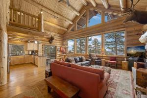 Χώρος καθιστικού στο Mounticello Log Cabin - Relaxing Front Patio & Outdoor Firepit