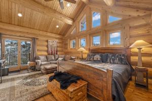 Χώρος καθιστικού στο Mounticello Log Cabin - Relaxing Front Patio & Outdoor Firepit