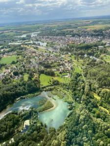 an aerial view of a river and a city at La Petite Maison de la rue Fontaine Saint-Fursy in Péronne