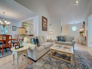 ヒルトン・ヘッド・アイランドにあるEvian 123のソファとテーブルのあるリビングルーム