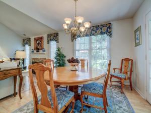 ヒルトン・ヘッド・アイランドにあるEvian 123の木製のテーブルと椅子のあるダイニングルーム