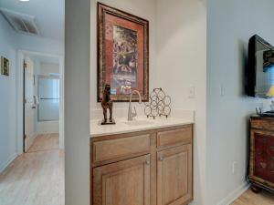 ヒルトン・ヘッド・アイランドにあるEvian 123の洗面台付きのバスルーム、壁に絵画