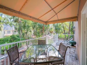 ヒルトン・ヘッド・アイランドにあるEvian 123のパティオ(ガラスのテーブル、椅子付) +48枚の写真