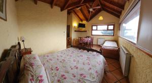 a room with a bed and a table and a window at Brisas del Lago in San Carlos de Bariloche