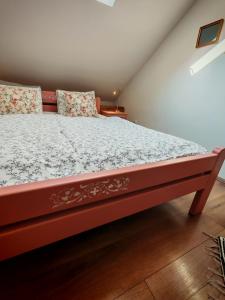 Uma cama ou camas num quarto em Guest House Relić
