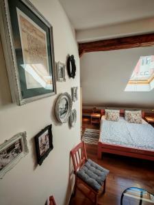 Uma cama ou camas num quarto em Guest House Relić