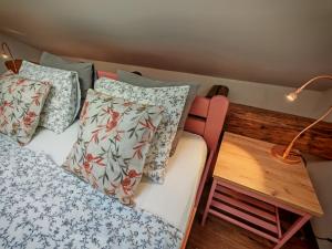 Uma cama ou camas num quarto em Guest House Relić