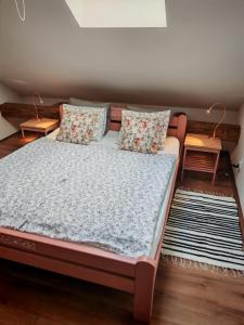 Uma cama ou camas num quarto em Guest House Relić