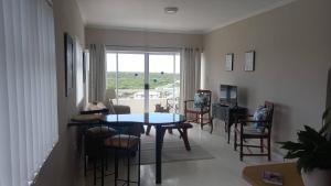 斯特雷斯拜Top Deck的带桌椅和窗户的客厅