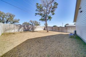Fotografie z fotogalerie ubytování 7 Mi to Alamo Ranch Mall Home with Large Yard! v destinaci Helotes