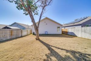 Fotografie z fotogalerie ubytování 7 Mi to Alamo Ranch Mall Home with Large Yard! v destinaci Helotes