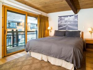 Postel nebo postele na pokoji v ubytování Lift One Condominiums - 1, 2, 3 Bedroom Units Adjacent To Downtown Aspen