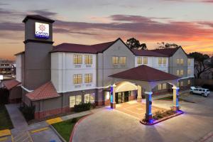 een weergave van een hotel met een klokkentoren bij Melrose @ Seabrook, BW Signature Collection by Best Western in Seabrook