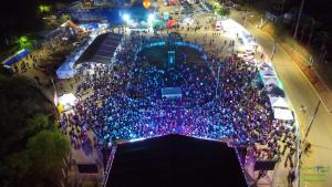 an overhead view of a crowd of people at aestival at Pousada Plantar e Cuidar in Santa Cruz do Escalvado +99 photos
