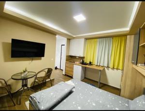 TV a/nebo společenská místnost v ubytování Apartmani N&D + 4 fotografie