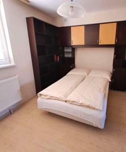 Posteľ alebo postele v izbe v ubytovaní Cozy 1 bed top floor apartment in the Old town Bratislava