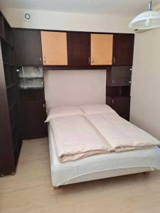Posteľ alebo postele v izbe v ubytovaní Cozy 1 bed top floor apartment in the Old town Bratislava