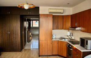Kuchyňa alebo kuchynka v ubytovaní Cozy 1 bed top floor apartment in the Old town Bratislava