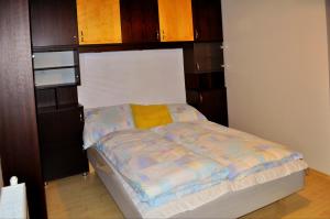 Posteľ alebo postele v izbe v ubytovaní Cozy 1 bed top floor apartment in the Old town Bratislava