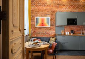Posedenie v ubytovaní Oak Doors Apartament w Rynku - ProperUNIT