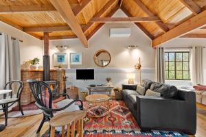 un soggiorno con un divano e un tavolo di Romantic Tricklebeck Spa Cottage a Blackheath