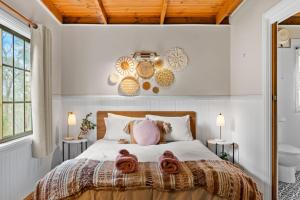 una camera da letto con un letto con due asciugamani sopra di Romantic Tricklebeck Spa Cottage a Blackheath