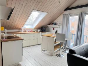 eine Küche mit weißen Schränken und einem Dachfenster in der Unterkunft Serene Loft Retreat in Münster