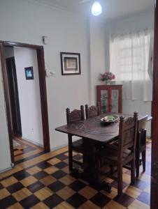 a dining room with a wooden table and chairs at Vagas Carnaval AP no Centro de BH in Belo Horizonte