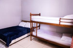 a room with two bunk beds and a small bed at Casa em Cabo frio, com quintal privado e área gourmet in Cabo Frio