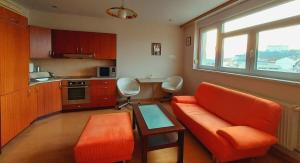 Kuchyňa alebo kuchynka v ubytovaní Cozy 1 bed top floor apartment in the Old town Bratislava