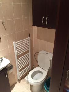Kúpeľňa v ubytovaní Cozy 1 bed top floor apartment in the Old town Bratislava