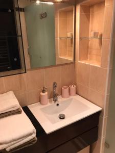 Kúpeľňa v ubytovaní Cozy 1 bed top floor apartment in the Old town Bratislava