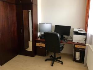 Televízia a/alebo spoločenská miestnosť v ubytovaní Cozy 1 bed top floor apartment in the Old town Bratislava