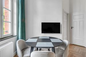 Televízia a/alebo spoločenská miestnosť v ubytovaní Apartments Waterlane Vintage & by Noclegi Renters
