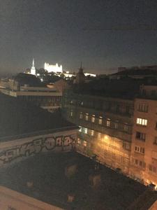 Výhľad na mesto Bratislava alebo výhľad na mesto priamo z apartmánu