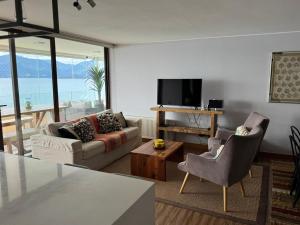 TV a/nebo společenská místnost v ubytování Depto. orilla de lago Villarrica
