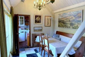Χώρος καθιστικού στο Rustic Retreat: Fireplace, BBQ, + Forest Access