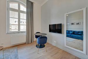 Televízia a/alebo spoločenská miestnosť v ubytovaní Apartments Waterlane Vintage & by Noclegi Renters
